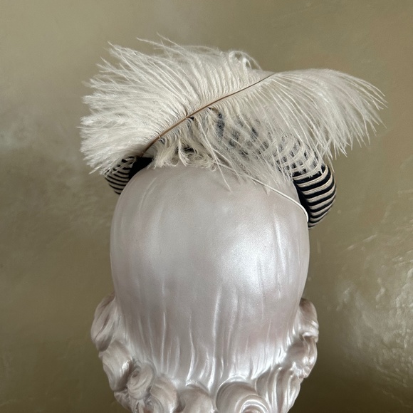 DELIGHTFUL 1930s\' NAVY/WHITE STRAW TILT TOQUE WITH WHITE OSTRICH FEATHER main image 7